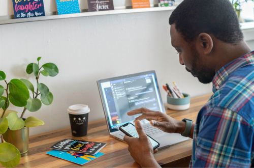 Homme travaillant à la maison, bureau café