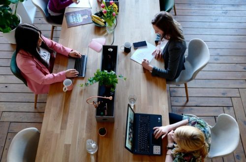 Centralisez. Simplifiez. Pilotez. Le bureau devient un vrai service.