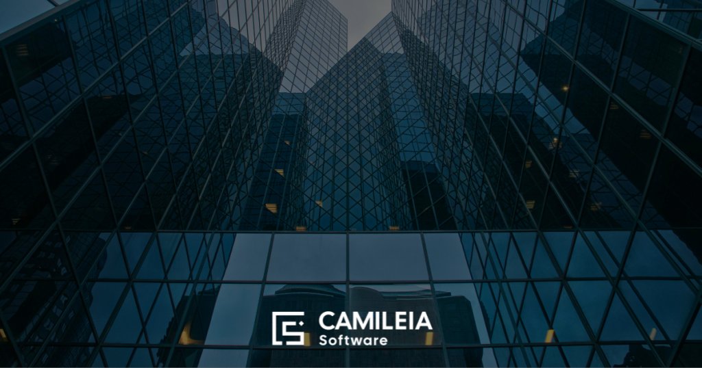Bâtiments de grande hauteur reflétés dans une façade vitrée, illustrant la centralisation et la structuration du patrimoine immobilier avec CAMILEIA Software.