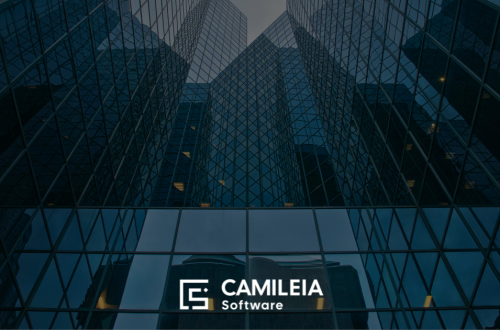 Bâtiments de grande hauteur reflétés dans une façade vitrée, illustrant la centralisation et la structuration du patrimoine immobilier avec CAMILEIA Software.