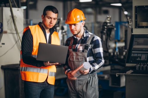 Deux techniciens prenant connaissance des mesures récoltées grâce au BMS