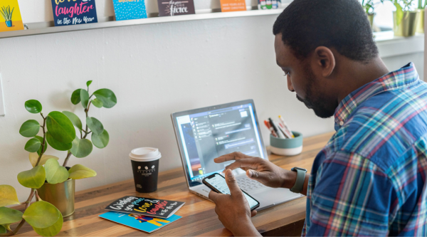 Homme travaillant à la maison, bureau café